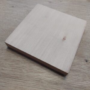 6 vlakke plaatjes lindehout 6x6 cm.