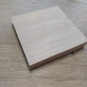 6 vlakke plaatjes lindehout 12x12 cm.